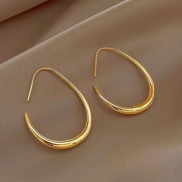 Gold Hoop Minimalist Earrings - Picture 3 of 4
